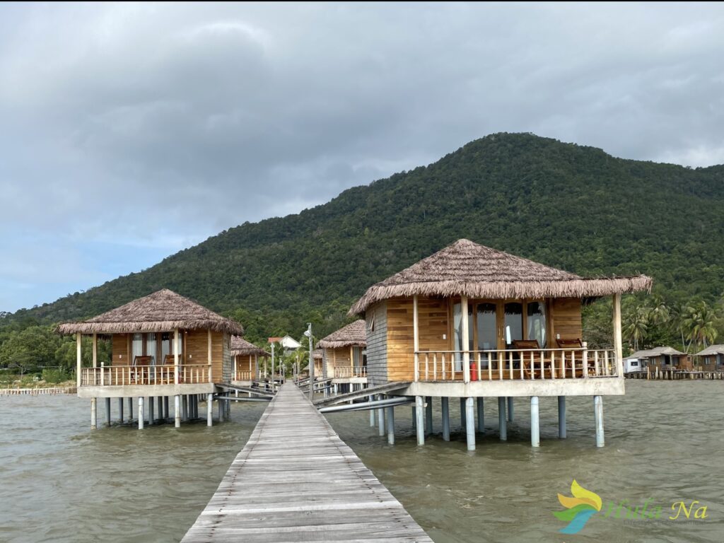 công trình lợp rơm nhân tạo