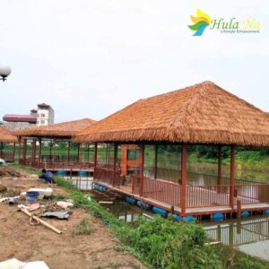 Góc nhìn tổng thể các căn nhà bê nổi sau khi được lợp mái bằng rơm nhân tạo. 