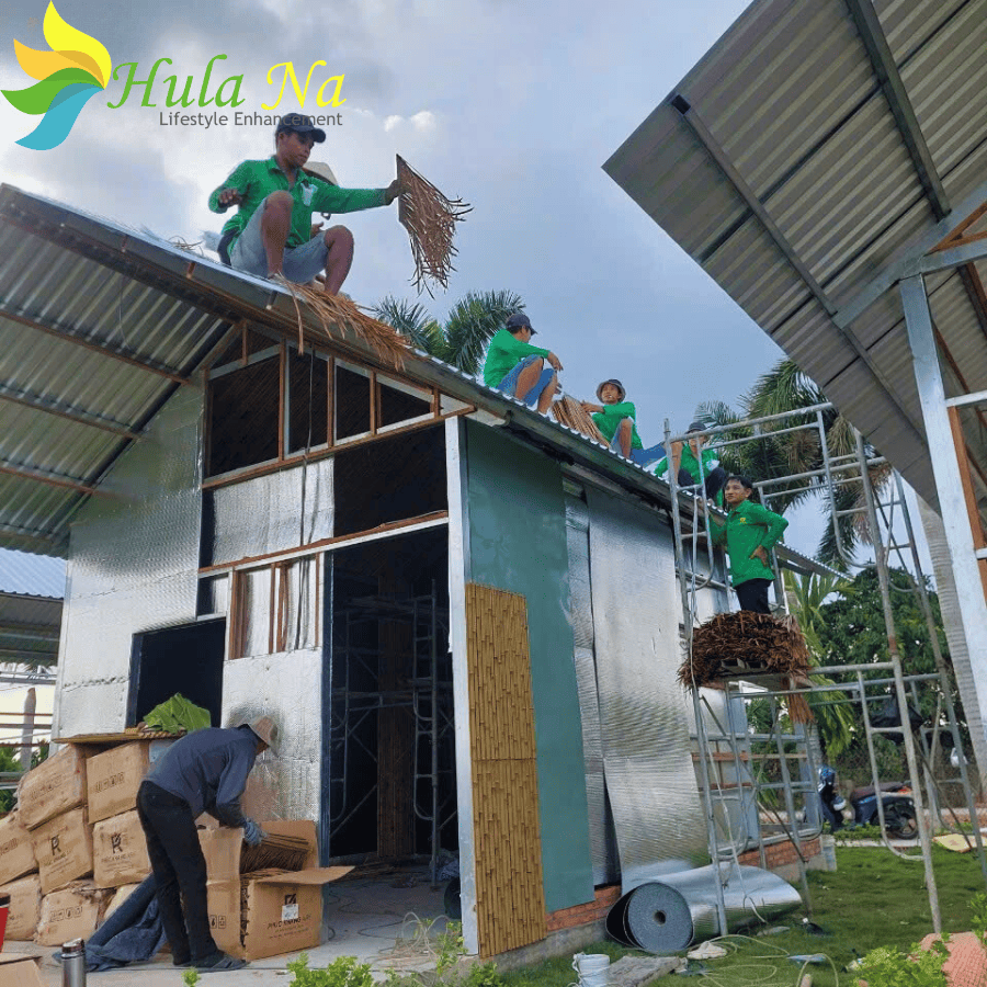 Thi công rơm nhân tạo trên mái tôn – bền đẹp hơn 10 năm