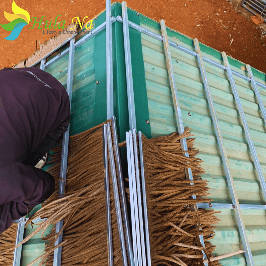 Thi công rơm nhựa đơn giản, nhanh gọn, chỉ cần 6–8 tấm/m² để phủ kín mái.